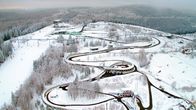 Winterland – WDR Fernsehen WINTERLAND, Film von Jörg Siepmann und Rüdiger Heimlich Uhr. Die Wintersport-Arena im Sauerland bietet ein rasantes Vergnügen: Mit dem Taxibob durch den Eiskanal. 1600 Meter in 60 Sekunden.