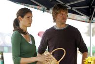 Navy CIS: L.A. – Der Teilhaber einer Firma, die sich auf Satellitentransporte ins All spezialisiert hat, kommt in einer Testkammer ums Leben. Deeks (Eric Christian Olsen, r.), Kensi (Daniela Ruah, l.) und das restliche Team nehmen die Ermittlungen auf ...