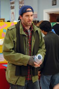 Gilmore Girls – Luke (Scott Patterson) ist von der Neuigkeit, eine Tochter zu haben, ziemlich überrascht. Doch jetzt möchte er auch ein Vater sein ...