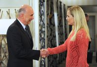 Rote Rosen – ARD ROTE ROSEN FOLGE 1553 Uhr im ERSTEN. Der Umwelt-Dezernent Dressler (Michael Bideller, l.) versichert Jule (Kim-Sarah Brandts, r.), sie fair und unabhängig von den Vorwürfen ihres Vaters zu behandeln.