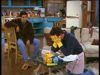 Friends – Chandler (Matthew Perry, r.) muss sich von Ross (David Schwimmer, l.) anhören, dass Monica von seinem Hausputz wohl nicht begeistert sein wird ...