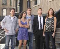 How I Met Your Mother – Die Weisheit des Universums: Ted (Josh Radnor, l.), Marshall (Jason Segel, M.), Barney (Neil Patrick Harris, 2.v.r.), Lily (Alyson Hannigan, r.) und Robin (Cobie Smulders, 2.v.l.) ...