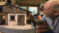Handwerkskunst! – Krippenbauer Lutz Kuhl beim Bearbeiten der Krippen-Fassade.