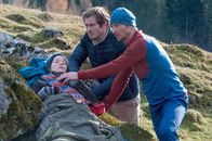 Der Bergdoktor – Die schwerkranke Pia (Angelina Häntsch, l.) ist auf der Tour zum Felsspitz zusammengebrochen. Freund Jan (Stefan Murr, M.) und Bergführer Hans (Heiko Ruprecht, r.) leisten erste Hilfe.