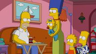 Die Simpsons – v.r.) und Bart (r.) seine Familie spielen, fühlt sich Homer (l.) überflüssig und flüchtet sich in andere Dinge ...