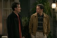 Two and a Half Men – Planen einen Männerabend: Charlie (Charlie Sheen, l.) und Alan (Jon Cryer, r.) ...