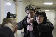 Kill Your Darling – Mit einem Trick gelingt es Tim (Philipp Danne, l.) und Anna (Sylta Fee Wegmann, r.), sich der Polizei zu entziehen. Doch die Kommissare Meisner und Paske heften sich an ihre Fersen ...