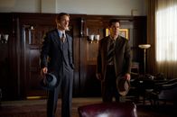 Gangster Squad – O'Mara (Josh Brolin, r.) und sein engster Vertrauter Wooters (Ryan Goslin, l.) erhalten neue Instruktionen.