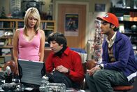 The Big Bang Theory – Penny (Kaley Cuoco, l.) lernt Howard (Simon Helberg, M.), der angestrengt versucht ein Frauenheld zu sein, und Rajesh (Kunal Nayyar, r.), der in Gegenwart von Frauen nicht sprechen kann, kennen.