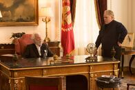 Die Tribute von Panem - Catching Fire – Präsident Snow (Donald Sutherland, l.) glaubt, in Plutarch Heavensbee (Philip Seymore Hoffman, r.) den besten Spielmacher gefunden zu haben, bis die mörderischen Hunger Games völlig aus dem Ruder laufen ...