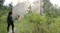 Lost Places - Geheime Welten – Veronica Yagoda arbeitet bei der Tourismusbehörde von Bariloche und zeigt den Besuchern das verlassene Gelände der geplanten Nuklear-Fabrik auf Huemul.