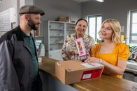 Die Rosenheim-Cops – Frau Lange (Sarah Thonig, r.) erklärt Frau Grasegger (Ursula Maria Burkhart, M.) und Hausmeister Winkler (Steffen Wolf, l.), dass die Pensionswirtin Gerlinde Meyr den Smoothie-Mixer online bewirbt.