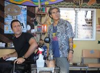 Hawaii Five-0 – Während Jerry bei einer Gegenüberstellung als Täter einer Serie von gewalttätigen Einbrüchen identifiziert worden ist, müssen Steve (Alex O'Loughlin, l.) und sein Friseur Odell (Michael Imperioli, r.) einem verletzten Mann namens Eran helfen ...