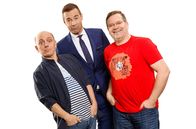 Wer weiß denn sowas? – Superhirn Bernhard Hoëcker (l.) und Quizmaster Elton (r.) mit ihren prominent besetzten Teams um die Wette. Für den fairen Wettstreit zwischen den Teams sorgt wie gewohnt der Meister der skurrilen, unglaublichen und überraschenden Fragen, Moderator Kai Pflaume (M.).