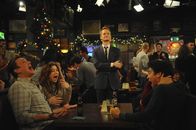 How I Met Your Mother – Weihnachten: Barney (Neil Patrick Harris, M.) entdeckt die Freude am Schenken, worüber Marshall (Jason Segel, l.) und Lily (Alyson Hannigan, 2.v.l.), Ted (Josh Radnor, 2.v.r) und Robin (Cobie Smulders, r.) total überrascht sind ...