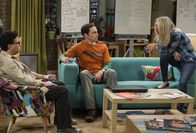 The Big Bang Theory – Als Leonard (Johnny Galecki, l.) Sheldon (Jim Parsons, M.) um einen Rat fragt, verfallen die beiden gemeinsam in eine Art Trauer darüber, wie wenig sich in der modernen Physik doch getan hat. Penny (Kaley Cuoco, r.) ist geschockt, als sie die beiden beinahe lethargisch und betrunken im Wohnzimmer vorfindet ...