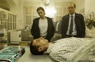 Tatort – Karin Gorniak (Karin Hanczewski), Leonie Winkler (Cornelia Gröschel, hinter) und Peter Michael Schnabel (Martin Brambach, vorne, r.) betrachten die Leiche in der Küche des verlassenen Hotels.