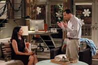 Two and a Half Men – Walden erhält Besuch von seiner Mutter Robin (Mimi Rogers, l.). Alan (Jon Cryer, r.) ist sofort fasziniert von ihr und verliebt sich prompt. Doch dann kommt ein Geheimnis aus Waldens Vergangenheit ans Licht ...