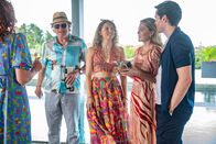 Death in Paradise – Debbie Clumson (Bronagh Waugh, l.) wird von ihrem Geschäftspartner Gerry Stableforth (Geoff Bell, 2.v.l.) zu einer festlichen Weihnachtsfeier eingeladen, an der auch seine Frau Bella (Patsy Kensit, 2.v.r.), seine Tochter Mariana (Amelia Clarkson, M.) und sein Sohn Benjamin (Freddy Carter, r.) teilnehmen. Doch der Abend nimmt eine unheilvolle Wendung, die das harmonische Zusammensein erschüttert.