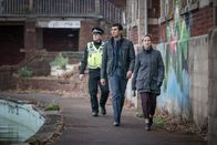 The Bay – Med (Taheen Modak, 2.v.l.) und Lisa Armstrong (Morven Christie, r.)) verfolgen eine neue Spur der vermissten Holly.
