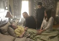 The Exorcist – Lorraine (Rochelle Greenwood, r.) setzt große Hoffnungen in Pater Marcus (Ben Daniels, 2.v.l.) und Pater Tomas (Alfonso Herrera, 2.v.r.), denn sie ist fest davon überzeugt, dass ihre Tochter Harper (Beatrice Kitsos, l.) von einem Dämon besessen ist ...