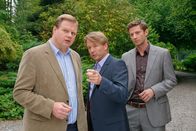 Die Rosenheim-Cops – Wegen Fehlinvestitionen in den Kletterpark soll sich das Opfer mit Geschäftspartner Georg Grabner (Serge Falck, M.) heftig gestritten haben. Die Cops Hartl (Michael A. Grimm, l.) und Hansen (Igor Jeftić, r.) ermitteln.