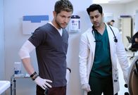 Atlanta Medical – Dr. Conrad Hawkins (Matt Czuchry, l.); Dr. Devon Pravesh (Manish Dayal, r.)