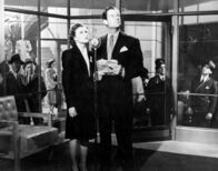 Der Auslandskorrespondent – Der Auslandskorrespondent Huntley Haverstock (Joel McCrea) hält eine flammende Rede für den Eintritt Amerikas in den aufziehenden Krieg. Carol Fisher (Laraine Day) steht ihm zur Seite.