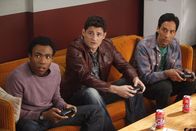 Community – Abed (Danny Pudi, r.) und Troy (Donald Glover, l.) haben panische Angst, dass Britta und Lukka (Enver Gjokaj, M.) etwas miteinander anfangen könnten ...