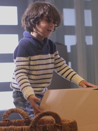 Internet der Lügen – Drama: Unpacking in the new house. Kids playing with the boxes