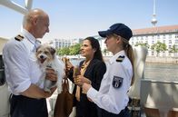 WaPo Berlin – Einsatzbesprechung vor Kossaks Datsche: Jasmin Sayed (Sesede Terziyan, r.), Paula Sprenger (Sarina Radomski, M.) und Wolf Malletzke (Christoph Grunert, l.).
