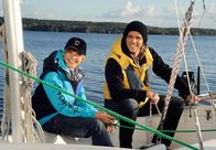 Papa auf Probe – Moritz (Pasquale Aleardi, rechts) unternimmt mit dem kleinen Max (Tom Hoßbach) einen Segeltörn.