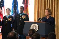 Madam Secretary – Elizabeth McCord (Téa Leoni, r.)