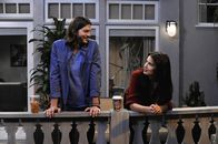 Two and a Half Men – L-R: Während Walden (Ashton Kutcher) sein Bestes tut, um Zoey (Sophie Winkleman) zu beeindrucken, kommt Bridget zurück in sein Leben