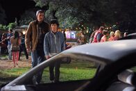 The Middle – Axl (Charlie McDermott, r.) glaubt, er kann gemütlich auf der Couch abhängen, nachdem er wegen Schuleschwänzens von der Schule suspendiert wurde, doch da hat er nicht mit seinem Vater Mike (Neil Flynn, l.) gerechnet ...