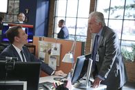 Navy CIS – Während sich Tony (Michael Weatherly, l.) und sein Vater Tony Sr. (Robert Wagner, r.) um eine obdachlose Frau kümmern, ermittelt das restliche Team in einem verzwickten Mordfall ...