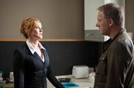 Mord auf Shetland – ARD Degeto MORD AUF SHETLAND - DER TOD WARTET, "Shetland - Series 4 (Episode 3 - 4)" Uhr im ERSTEN. Auf der Suche nach dem Untergetauchten: Kommissar Jimmy Perez (Douglas Henshall) vernimmt Claire McGuire (Jenni Keenan Green). - Motiv Folge 3 -