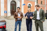 Die Rosenheim-Cops – Polizistin Julia Höfflinger (Anna Herrmann, M.) und die Kommissare Hansen (Igor Jeftić, r.) und Kaya (Baran Hęvî, l.) überlegen, was es mit einem auffälligen Auto-Aufkleber auf sich hat.