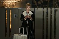 neoriginal: Hameln – Nach ihrer Rückkehr von einer Geschäftsreise schreibt die Stararchitektin Regina Mannheimer (Veronica Ferres) ihrem Geliebten. Nach all den Jahren, in denen ihr Mann Bruno schon im Koma liegt, tut ihr diese Verbindung gut. Nur eine Sache bereitet ihr Sorgen: Sie hat sich bisher nicht getraut, ihren Söhnen von ihrer neuen Liebe zu erzählen.