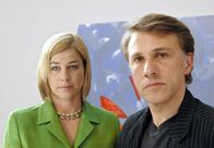 Tatort – Das Ehepaar Sybille und Robert Henze (Ingrid Sattes und Christoph Waltz) werden von Hauptkommissar Ehrlicher über den Tod von Gabriele Teichert informiert.