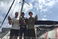 Mit Kompass und Köpfchen auf hoher See – Mit Thors (Mi.) Hilfe steigen Olivier (li.) und Corentin de Chatelperron (re.) an Bord der "Nomade des Mers" in die Pilzproduktion ein – natürlich auf Lowtech-Art.