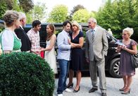Sturm der Liebe – ARD STURM DER LIEBE FOLGE 1391 Uhr im ERSTEN. Das Traumpaar Eva und Robert nimmt gerührt Abschied vom "Fürstenhof". Von links: Hildegard (Antje Hagen), Alfons (Sepp Schauer), Jacob (Andreas Thiele), Eva (Uta Kargel), Robert (Lorenzo Patané), Charlotte (Mona Seefried), Werner (Dirk Galuba) und Tanja (Judith Hidlebrandt).
