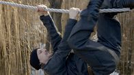 Herr Ostrowski sucht das Glück – Michael Ostrowski geht beim Training der Polizeisondereinheit Cobra an seine Grenzen um dort das Glück zu finden.