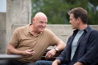 The November Man – CIA-Mann Hanley (Bill Smitrovich, l.) erklärt seinem ehemaligen Agenten, Peter Devereaux (Pierce Brosnan, r.), seine Sichtweise des Falls Federov.