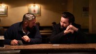 Kin – Bren Kinsella (Francis Magee, l.) und Jimmy Kinsella (Emmett J Scanlan, r.)