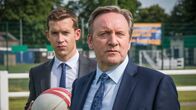 Inspector Barnaby – DCI John Barnaby (Neil Dudgeon, r.) und sein Assistent Jamie Winter (Nick Hendrix, l.) ermitteln im Fall des getöteten Besitzers eines Rugby-Clubs.