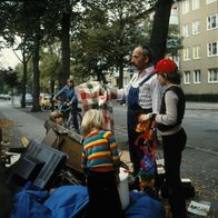 Löwenzahn Classics – Peter erklärt den Kindern, dass Musik auf der Straße liegt. Als Beweis zeigt er ihnen, was man aus Sperrmüll noch so alles machen kann.
