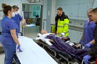 Die Unfallklinik – V.l.n.r.: Natalia Gomez Lauro (med. Fachangestellte), Johannes Becker (Oberarzt), Patient, Dr. Michael Bovet (Notarzt), Harry Hartmann (Krankenpfleger), Sven Dinges (Notfallsanitäter)