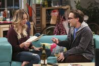 The Big Bang Theory – Eine ergatterte Rolle bei der TV-Serie "Navy CIS" entpuppt sich als Flop für Penny (Kaley Cuoco, l.), doch bei ihrem Freund Leonard (Johnny Galecki, r.) findet sie nur wenig Trost ...