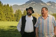 Die Rosenheim-Cops – Kommissar Korbinian Hofer (Joseph Hannesschläger, re.) ahnt, dass Ernst Golling (Dieter Kurt Fischer, li.) nur die halbe Wahrheit sagt.